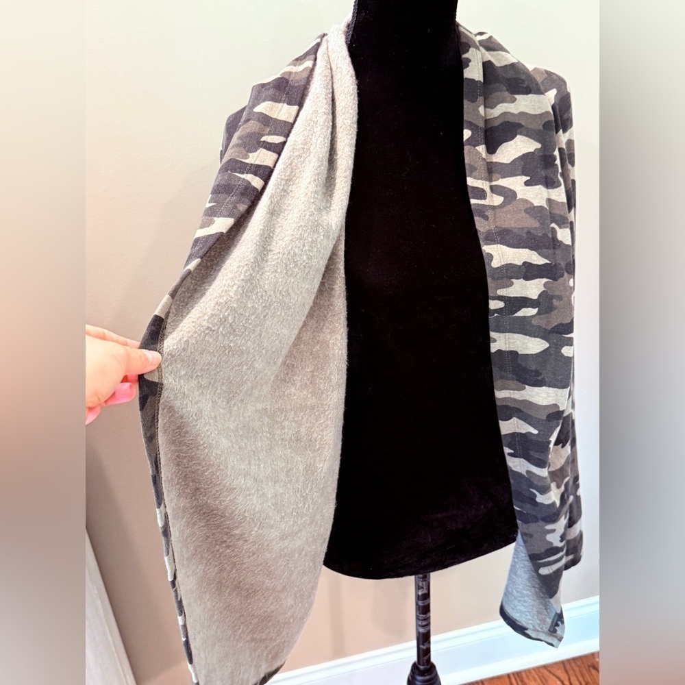 NWT Women’s LUCKY BRAND Cozy camouflage open front cardigan. Size Small - Picture 3 of 5